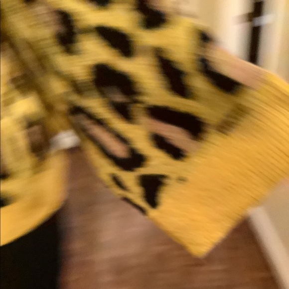 Oversized cheetah sweater by Rehab. - Picture 7 of 7